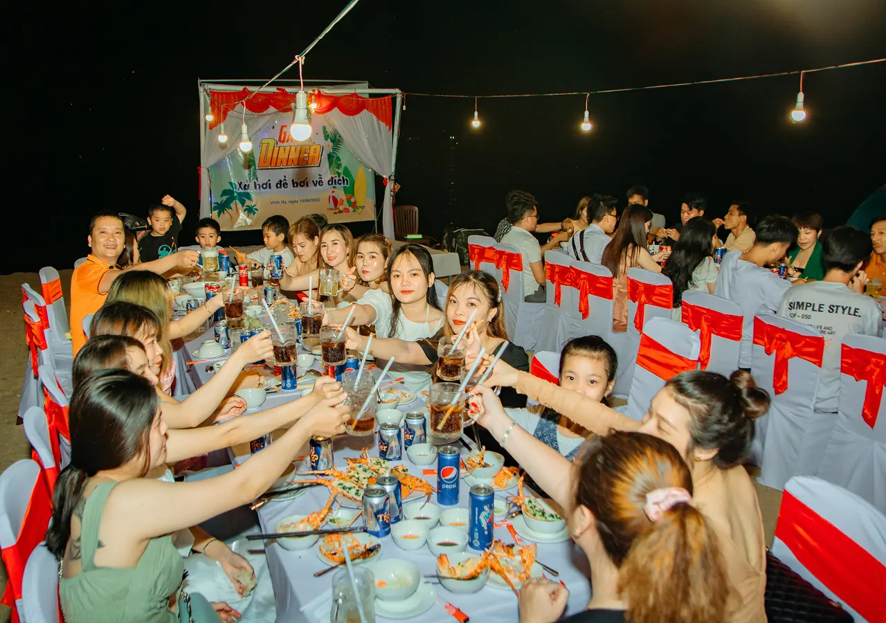 Du khách tham gia tiệc BBQ tôm hùm - Tour Vịnh Vĩnh Hy 2 ngày 1 đêm