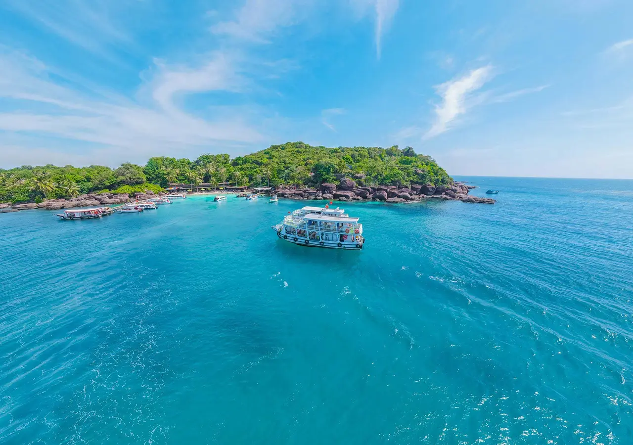 Tàu du lịch tham quan tour 3 đảo Nam Phú Quốc - Cáp treo Hòn Thơm