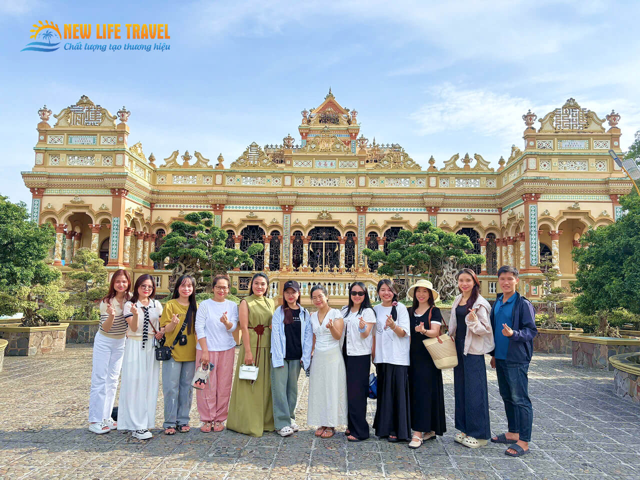 Du khách chụp ảnh check in tại Chùa Vĩnh Tràng Đồng Tháp (Tiền Giang cũ)