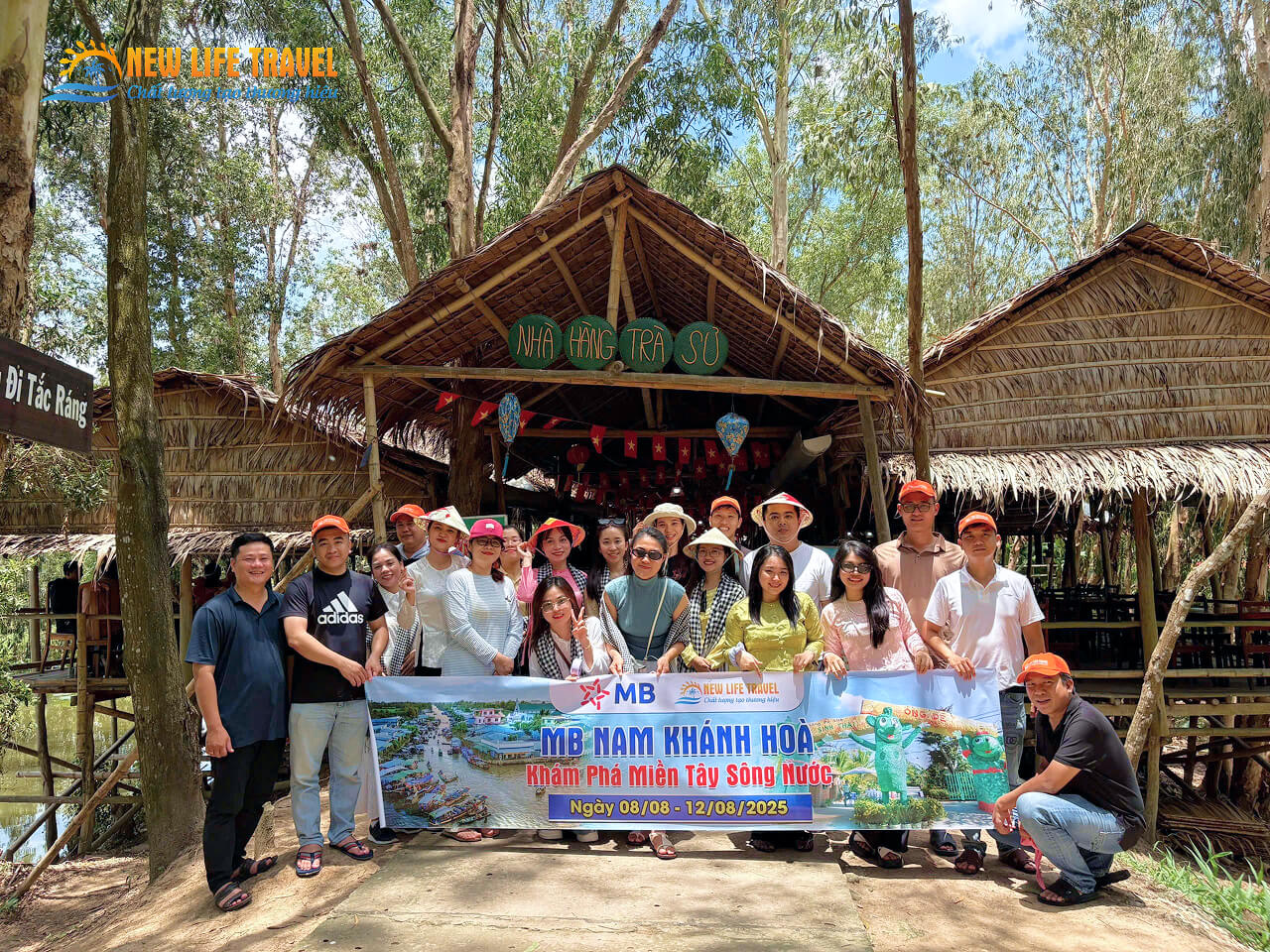 Cả đoàn ăn trưa tại Nhà Hàng Trà Sư - Tour miền tây New Life Travel