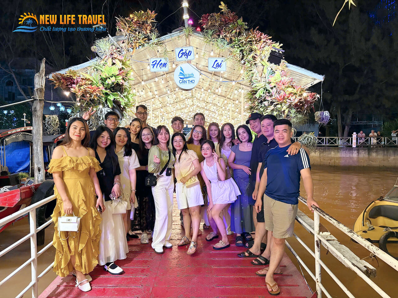 Cả đoàn chụp ảnh check in tại Bến Ninh Kiều Cần Thơ - Tour du lịch Miền Tây