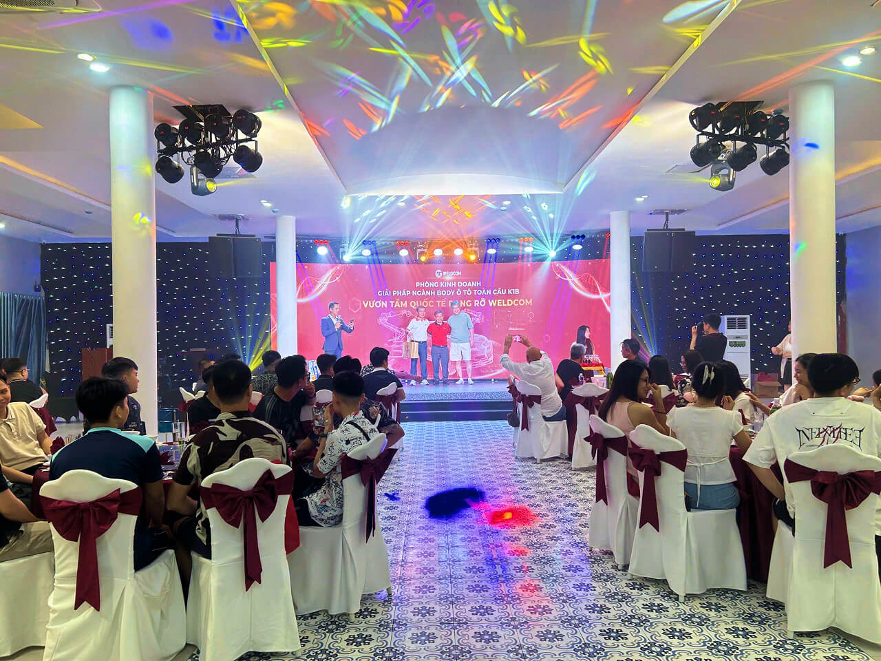 WELDCOM - Đêm Gala Dinner tại nhà hàng ở Đà Nẵng - New Life Travel tổ chức