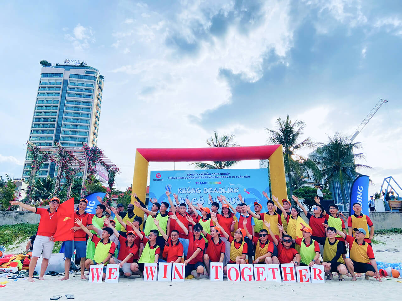 WELDCOM Teambuilding gắn kết tại bãi biển Đà Nẵng
