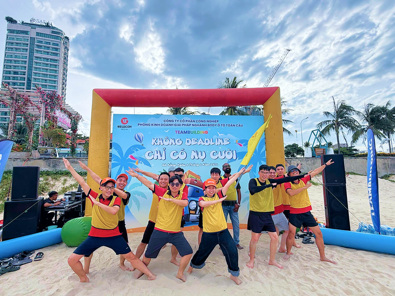 WELDCOM - Team Building tại bãi biển Đà Nẵng