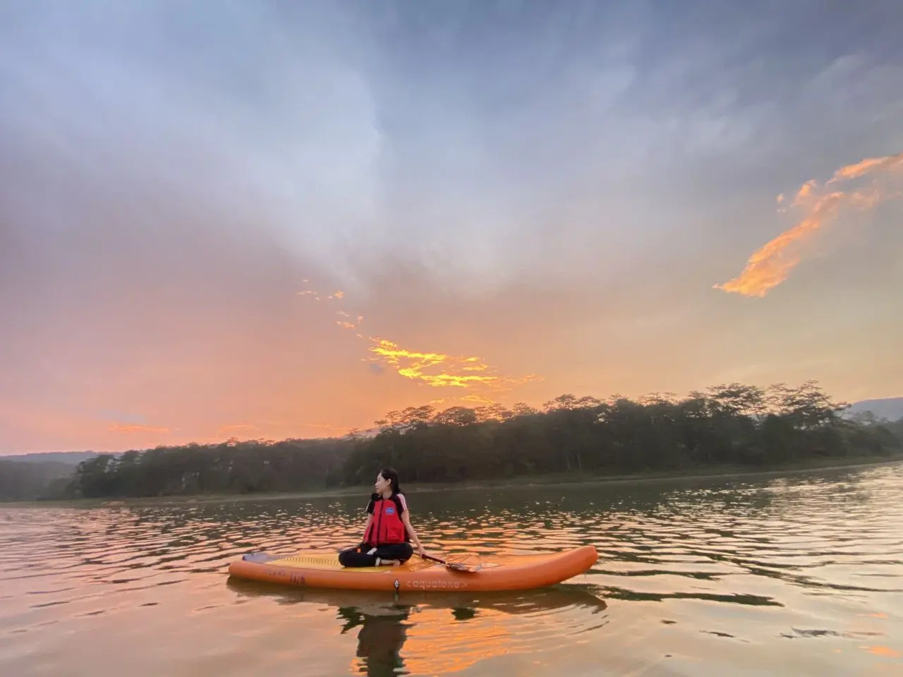 Du khách chèo SUP trên hồ Tuyền Lâm Đà Lạt