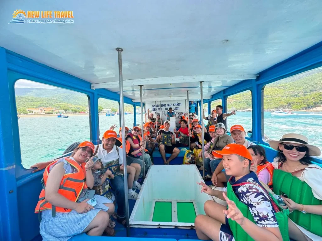 Du khách tham quan Vịnh Vĩnh Hy bằng tàu đáy kính