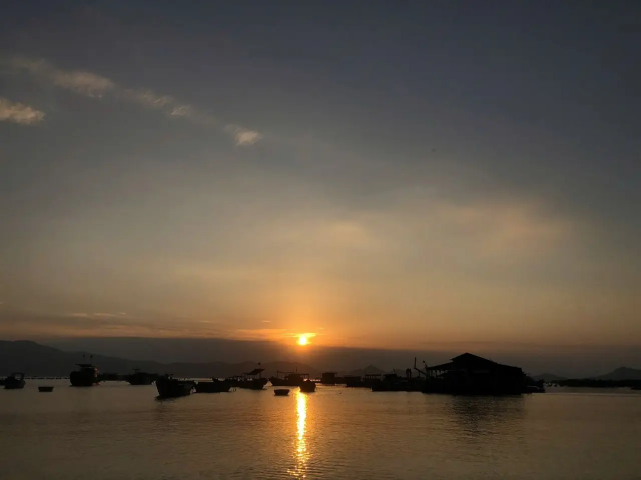 Cảnh hoàng hôn tại Đảo Bình Ba