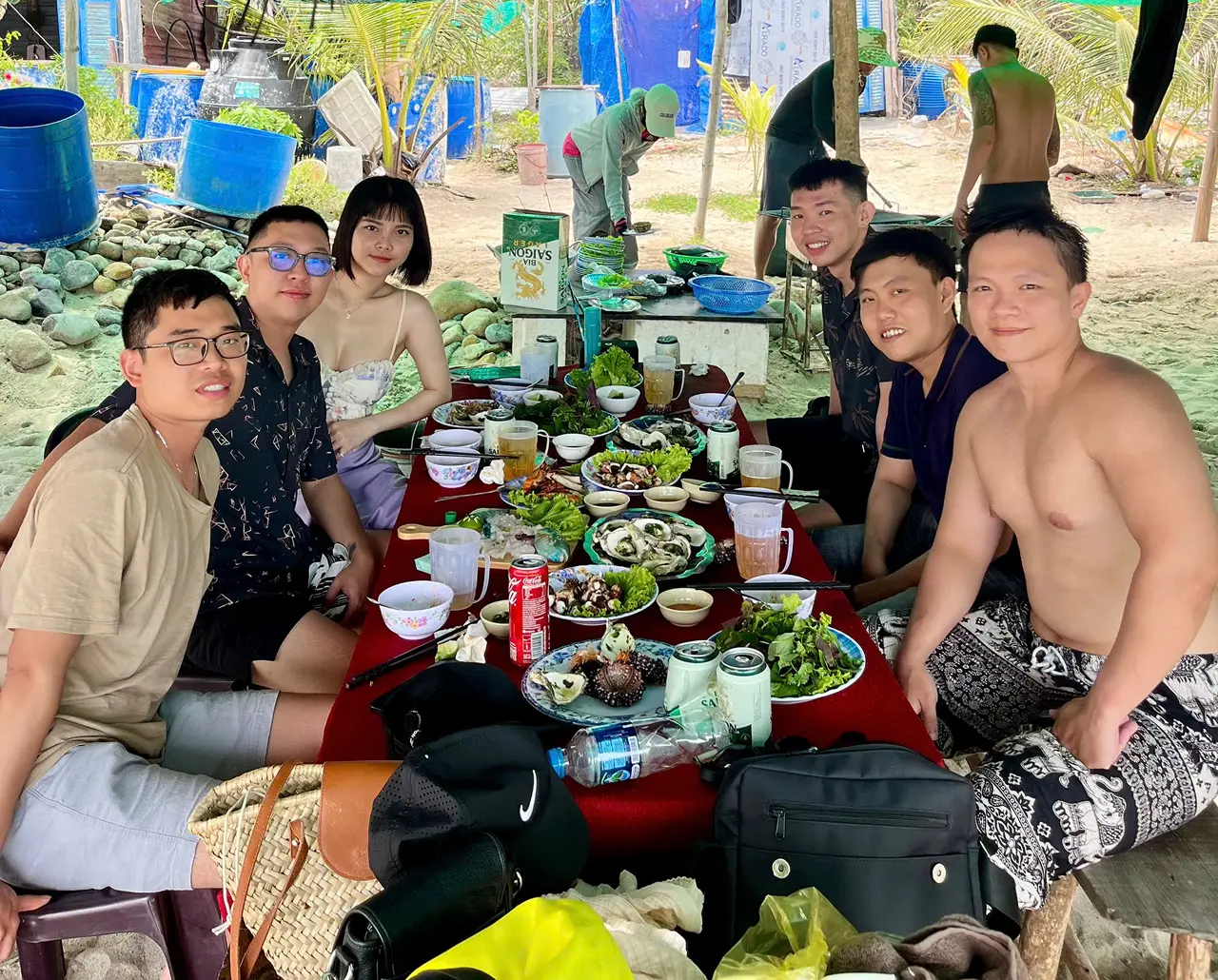 Du khách thưởng thức BBQ hải sản - Tour săn cá Nha Trang