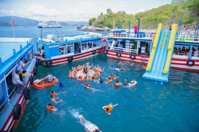 tour-ocean-camp-cam-trai-tren-bien-nha-trang