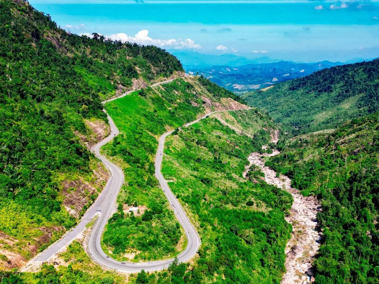 Hình ảnh tổng quan góc nhìn trên cao của đoạn đường đèo Khánh Lê