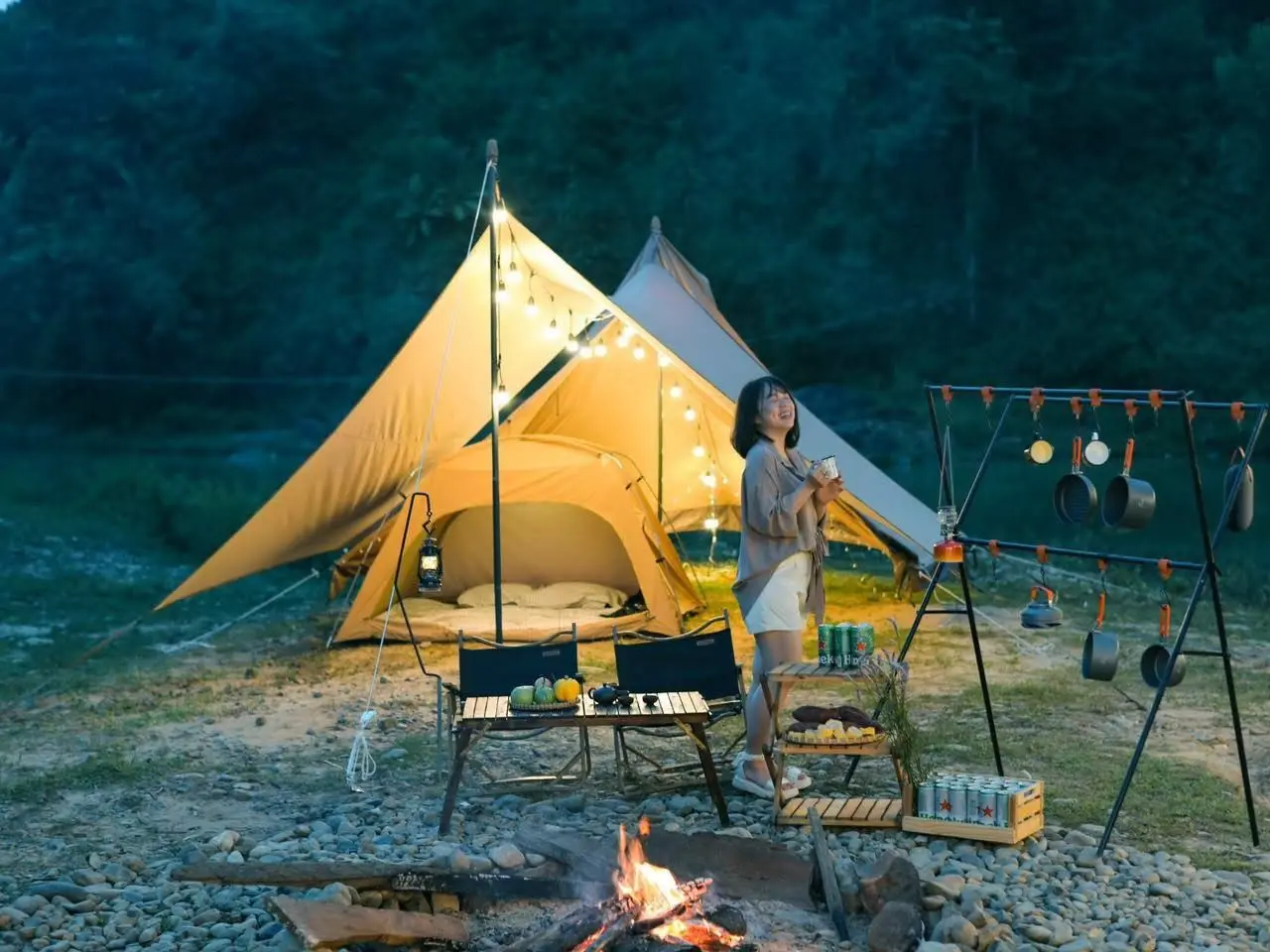 Hình ảnh du khách check in cắm trại tại thác Tà Gụ