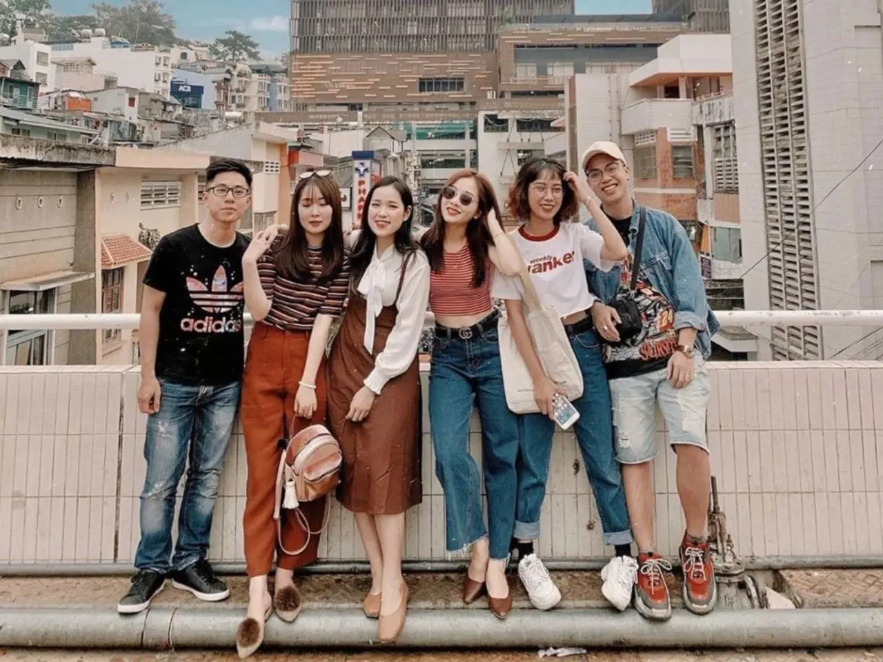 Du khách check-in Hongkong bên hông chợ Đà Lạt