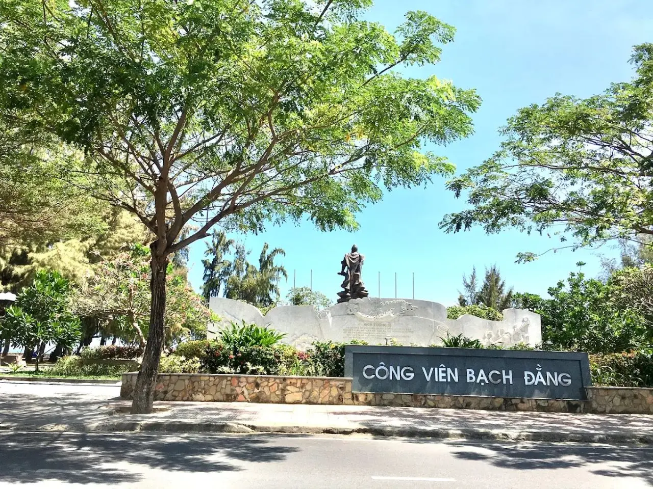 cong-vien-bach-dang-nha-trang