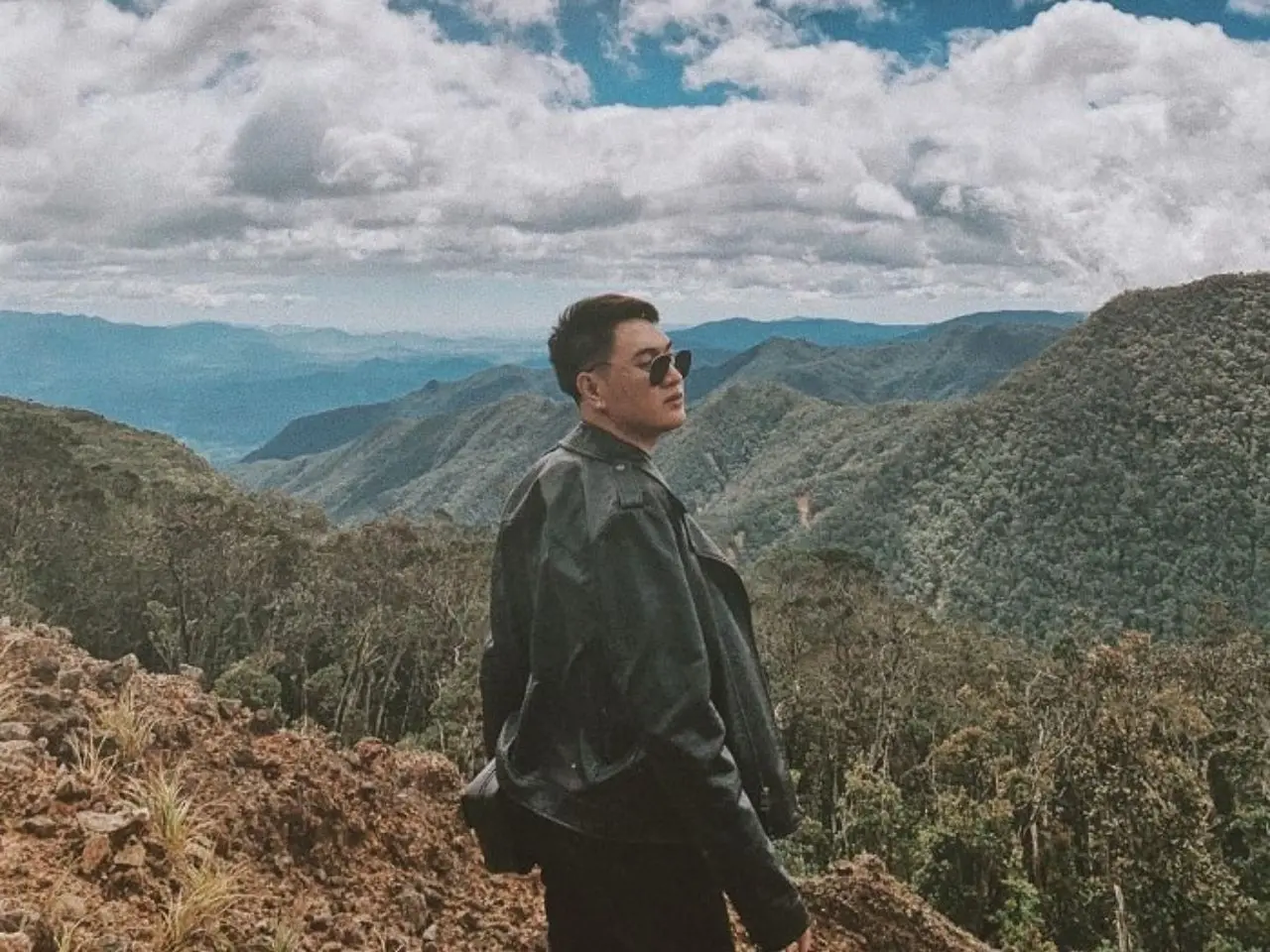 Hình ảnh du khách check in cùng khung cảnh thiên nhiên trên cung đường đèo