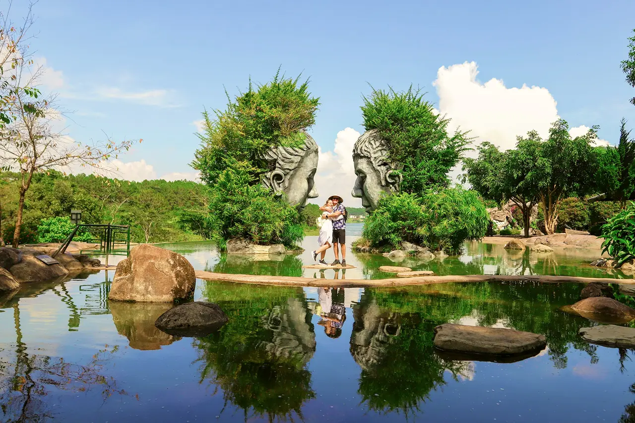 Du khách chụp ảnh check in tại Đường Hầm Điêu Khắc Đà Lạt