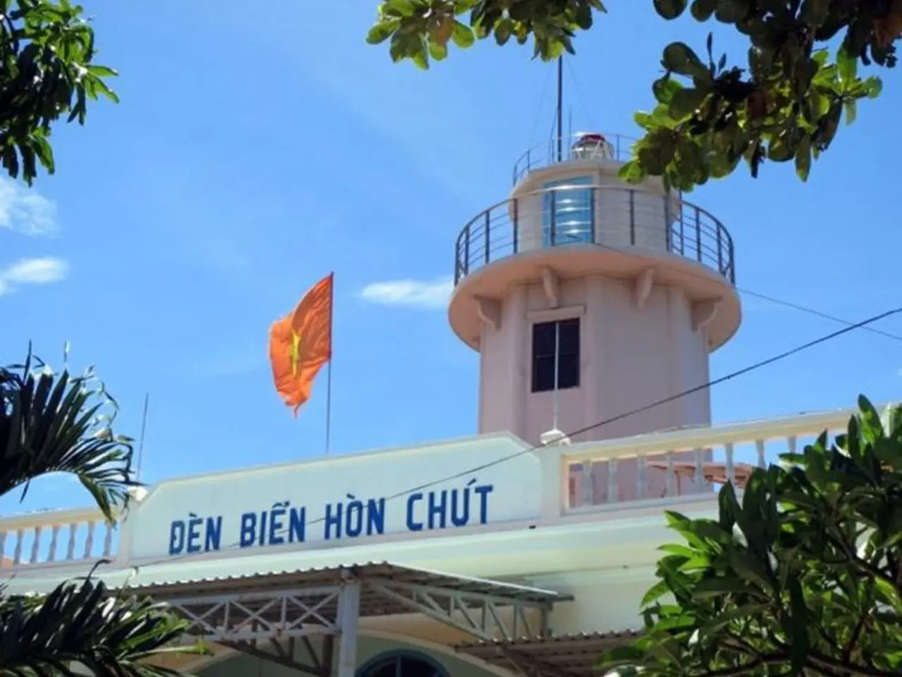 Hình ảnh ngọn hải đăng hơn 100 năm tuổi tại Hòn Chút