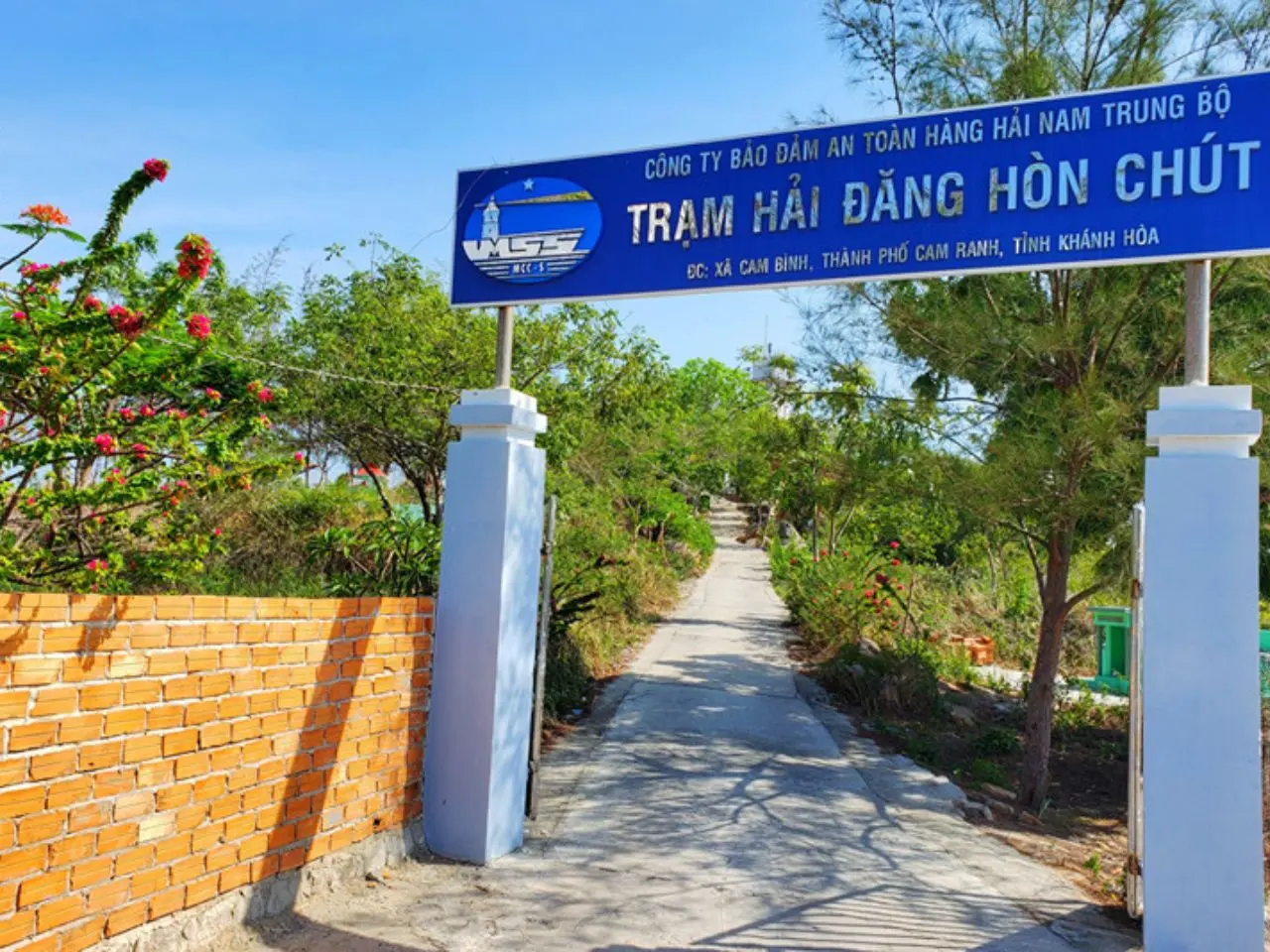Hình ảnh cổng trạm hải đăng Hòn Chút Bình Hưng