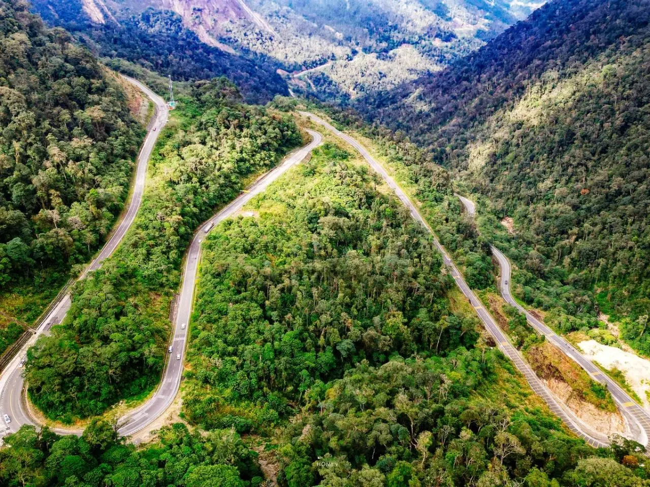 Hình ảnh góc nhìn từ trên xuống cung đường đèo Khánh Lê