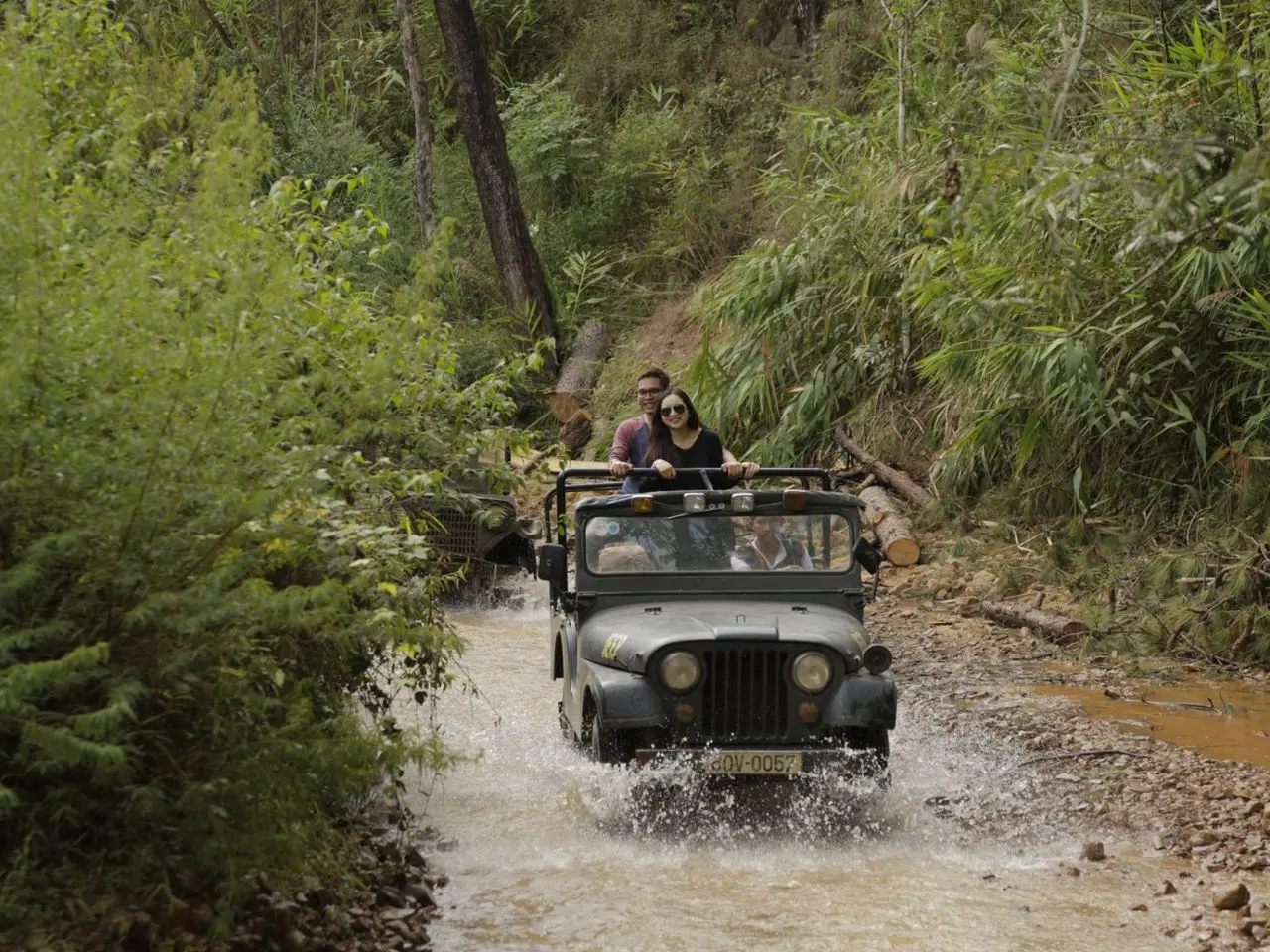 Hình ảnh du khách trải nghiệm đi xe Jeep