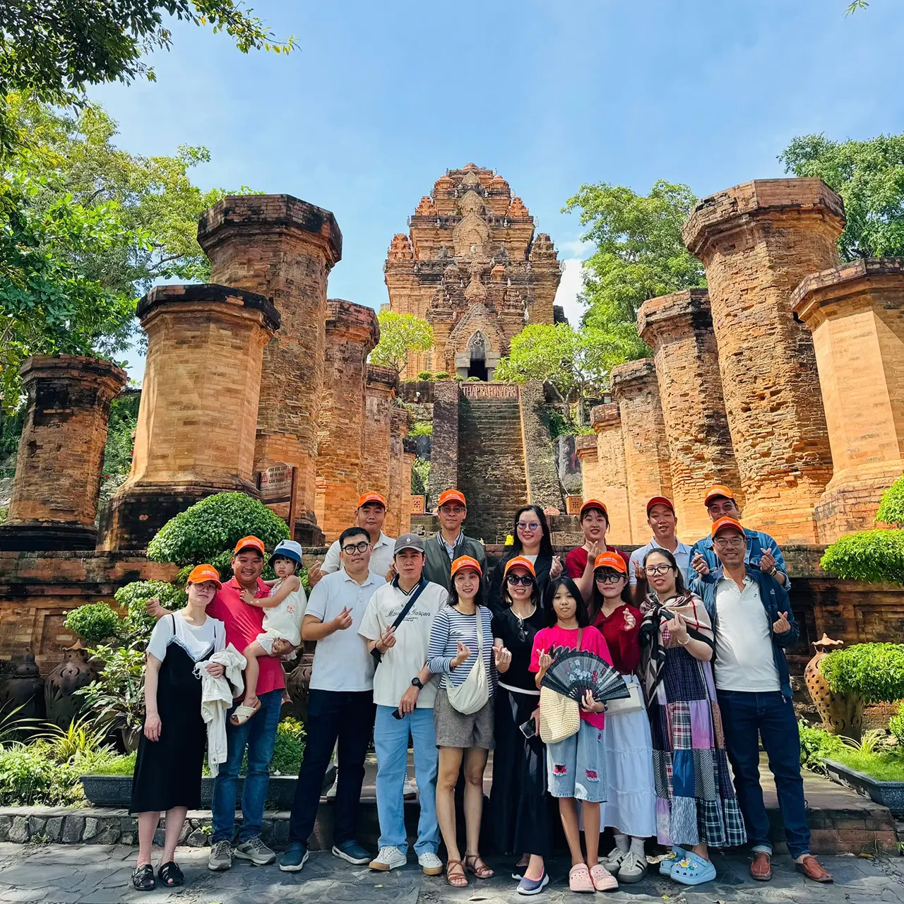 Cả đoàn Công ty TNHH D.L.S check in tại tháp Bà Ponagar Nha Trang