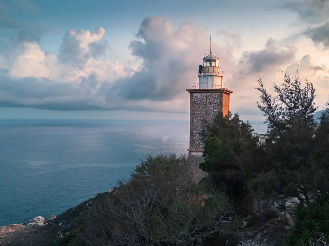 Hải đăng Mũi Dinh Ninh Thuận địa điểm check in lý tưởng trong tour du lịch Mũi Dinh