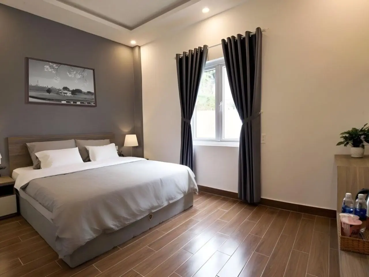 Phòng lưu trú với không gian được thiết kế tinh tế với gam màu nâu - kem tại Villa Maison De Camille Đà Lạt