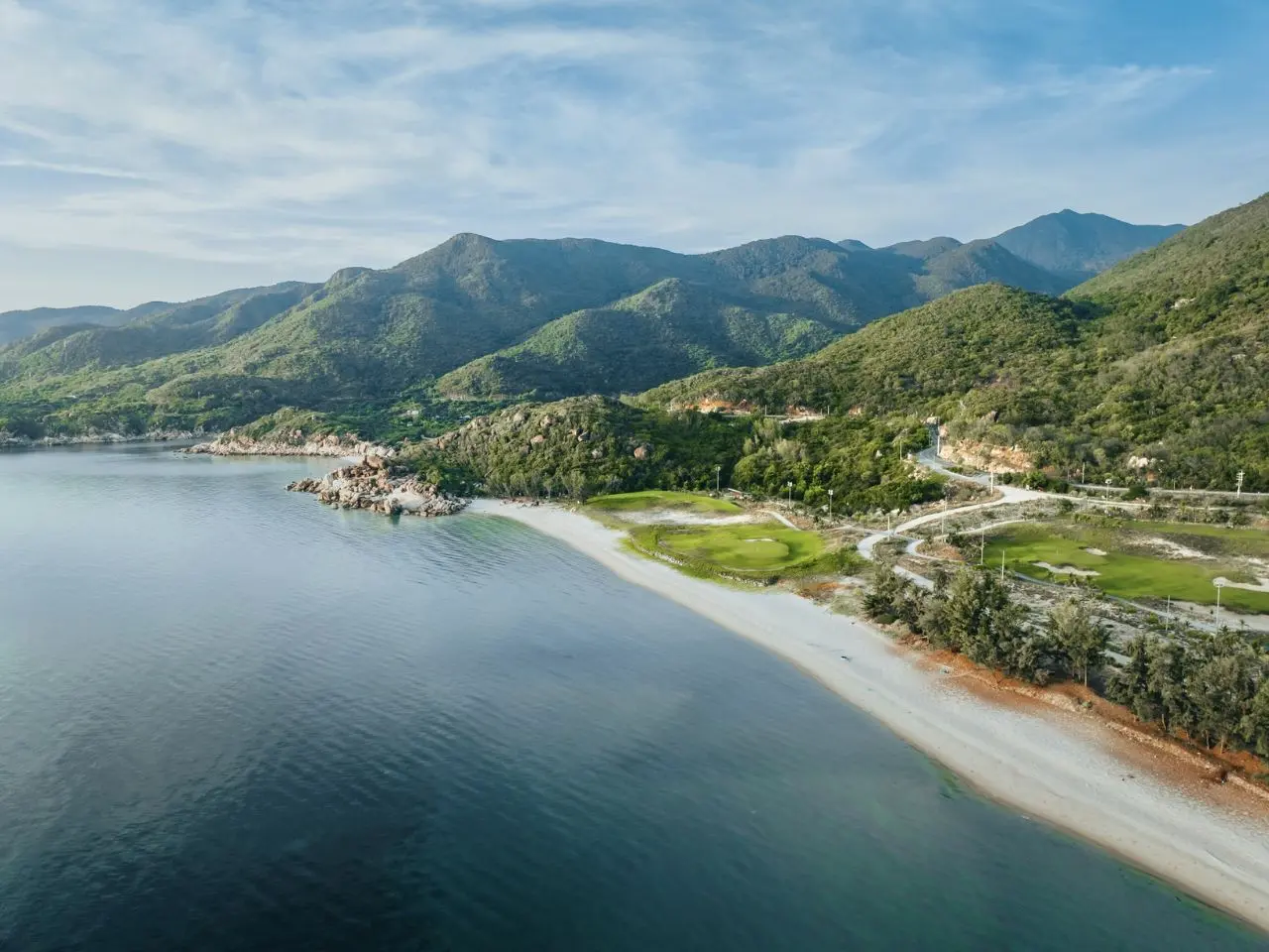 Bãi biển Bình Tiên với bờ cát dài và nước biển xanh ngọc