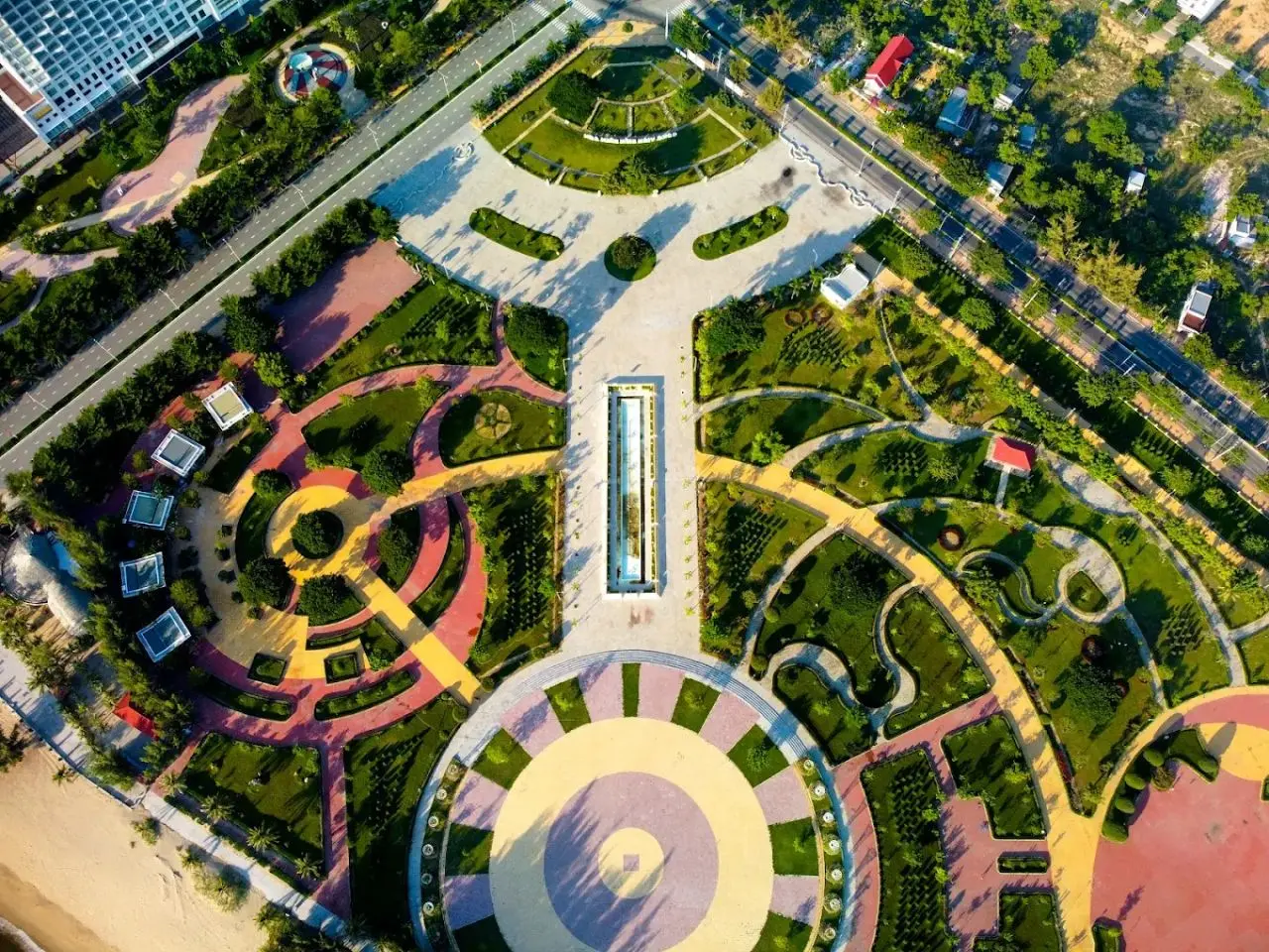 Toàn cảnh từ trên cao nhìn xuống công viên Biển Bình Sơn
