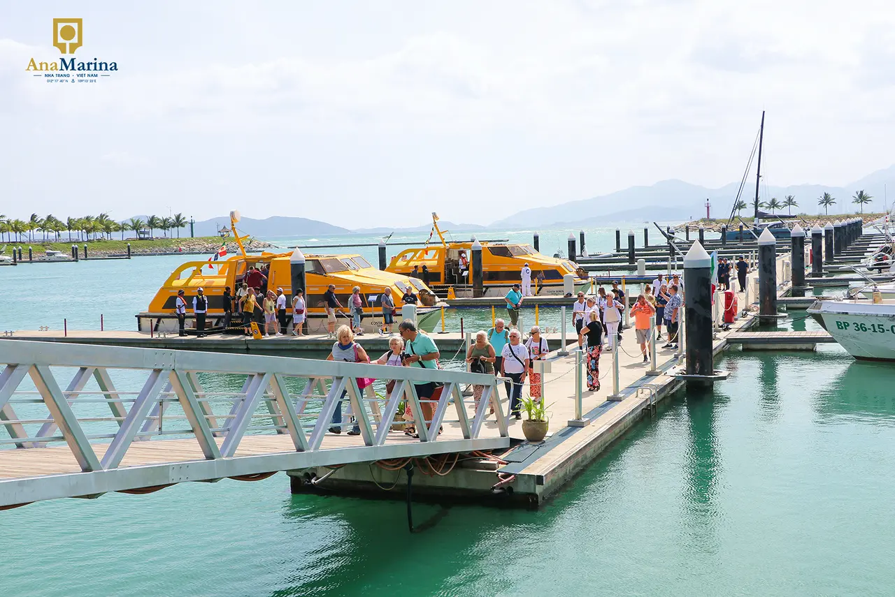 Du khách quốc tế cập bến du thuyền Ana Marina tham quan Nha Trang (ảnh: Ana Marina Nha Trang)