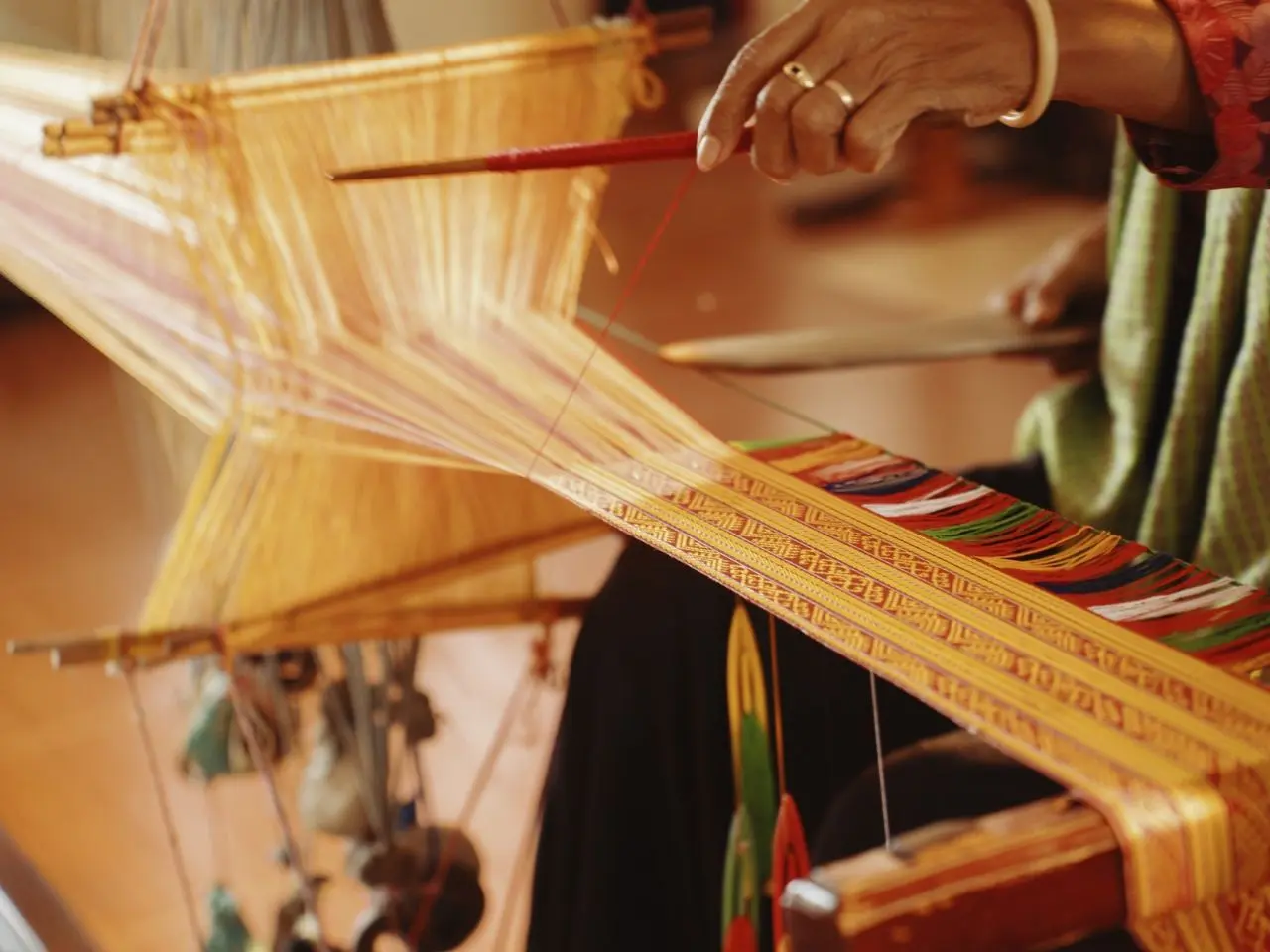 Kỹ thuật dệt thổ cẩm điêu luyện từ các nghệ nhân tại làng nghề