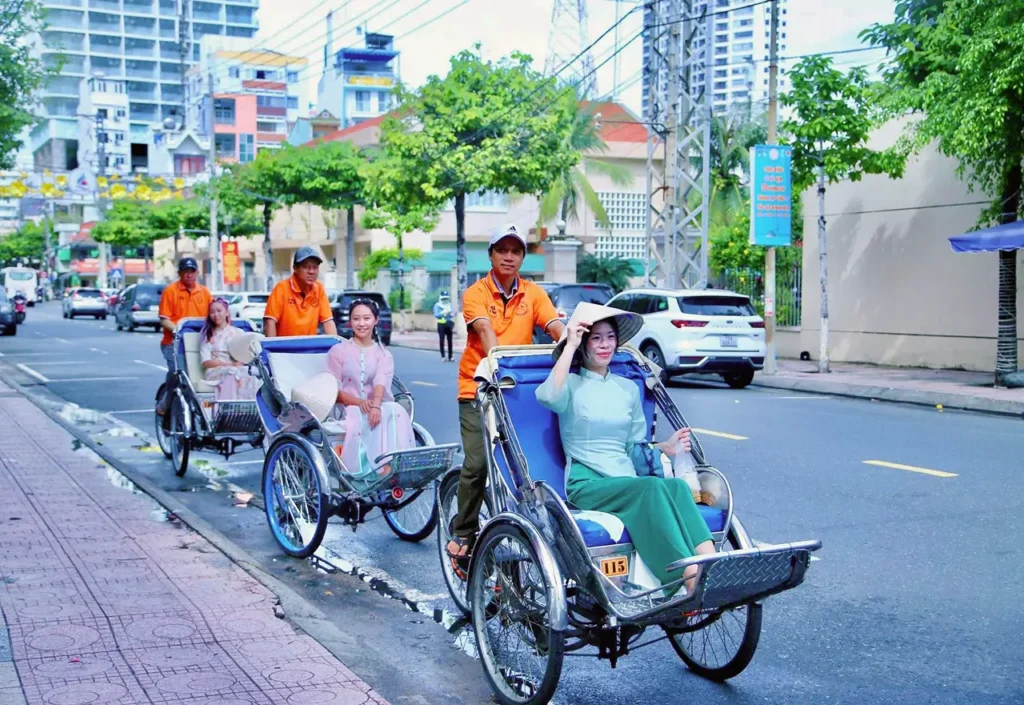 tour-xich-lo-nha-trang-ao-dai-truyen-thong