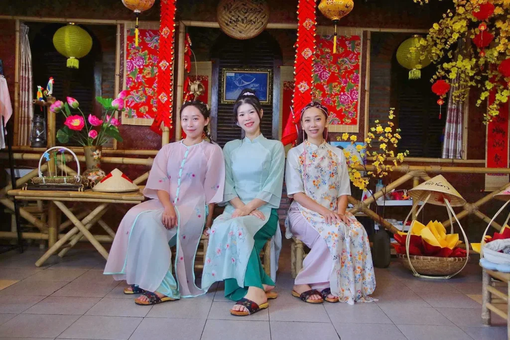 tour-xich-lo-nha-trang-ao-dai-truyen-thong-viet-nam