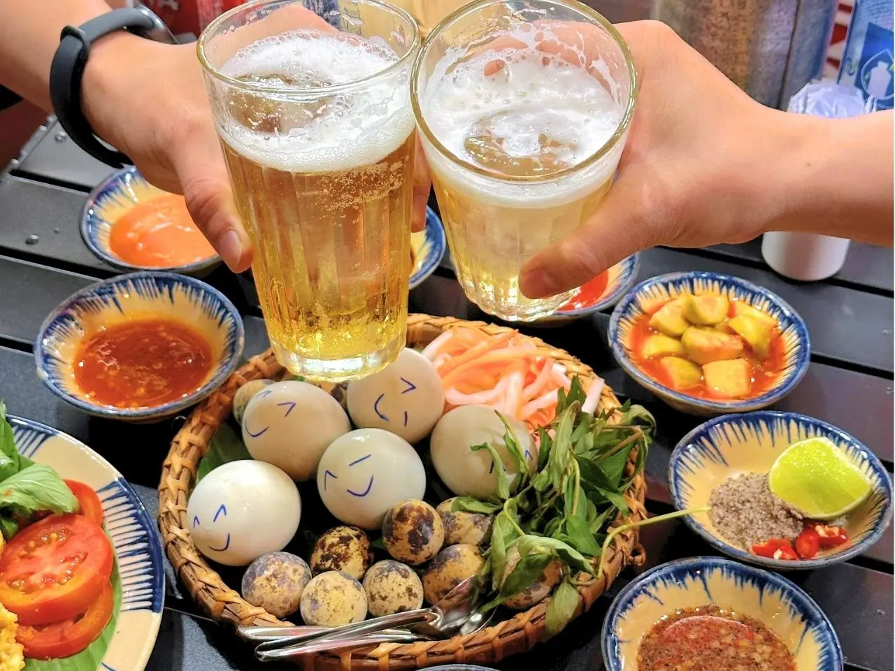 Trứng vịt lộn Nha Trang không chỉ đơn giản là luộc chín rồi ăn, mà còn có “nghi thức” rất riêng.