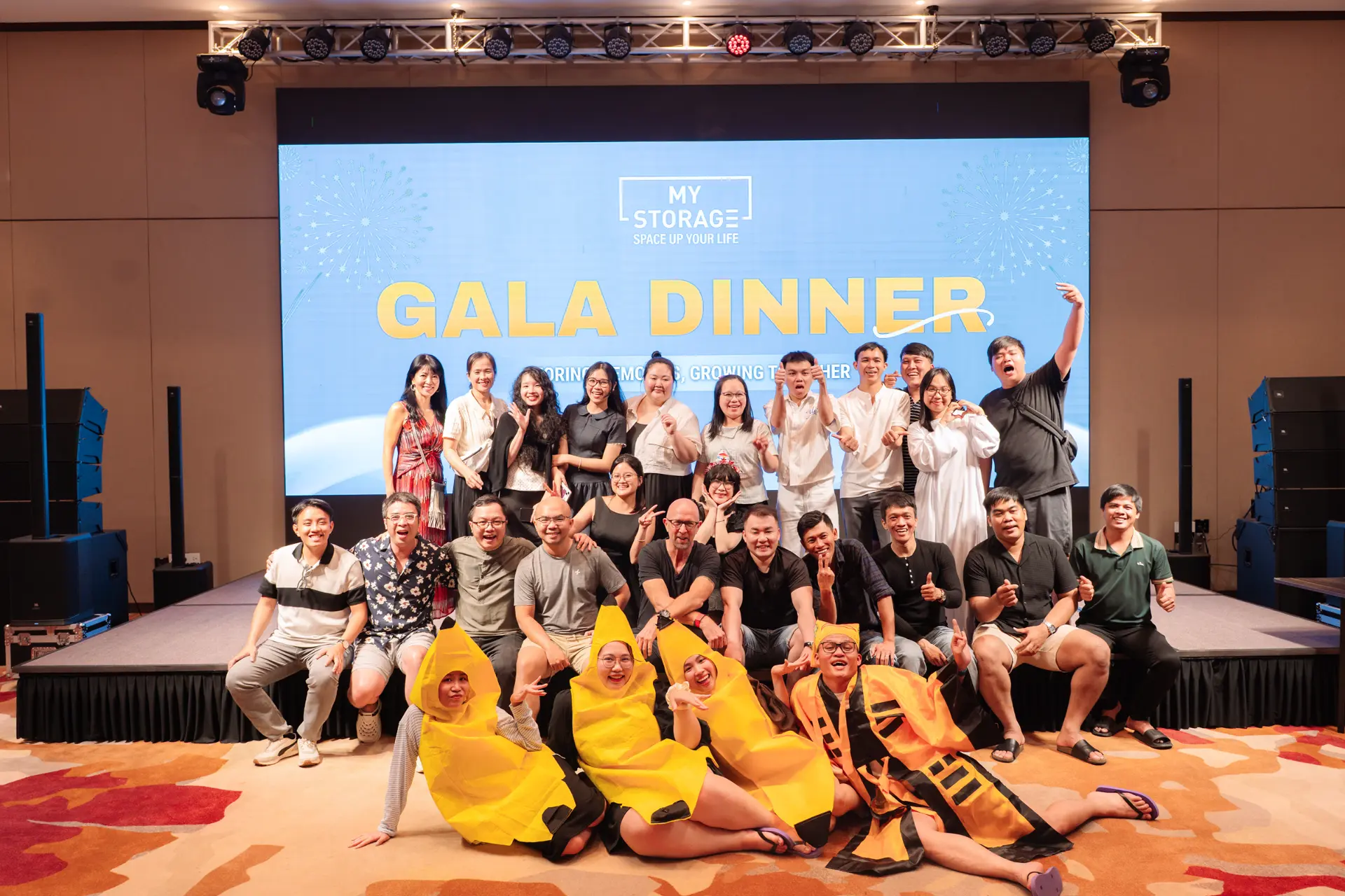 Toàn thể công ty Austin Labs chụp ảnh kỷ niệm Gala Dinner Hồ Tràm 3 ngày 2 đêm