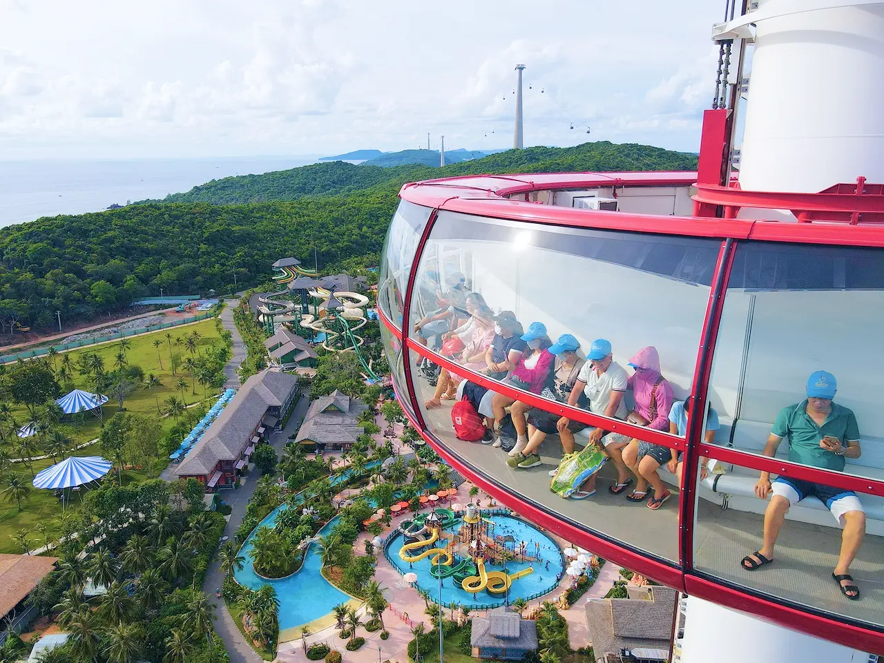 Du khách tham gia trò chơi "Mắt đại bàng" tại Sun World Hon Thom Nature Park, Phú Quốc Du khách tham gia trò chơi "Mắt đại bàng" tại Sun World Hon Thom Nature Park, Phú Quốc