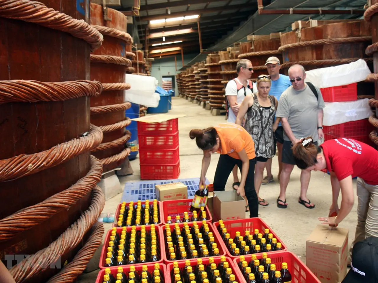 Du khách tham quan nhà thùng nước mắm ở Phú Quốc