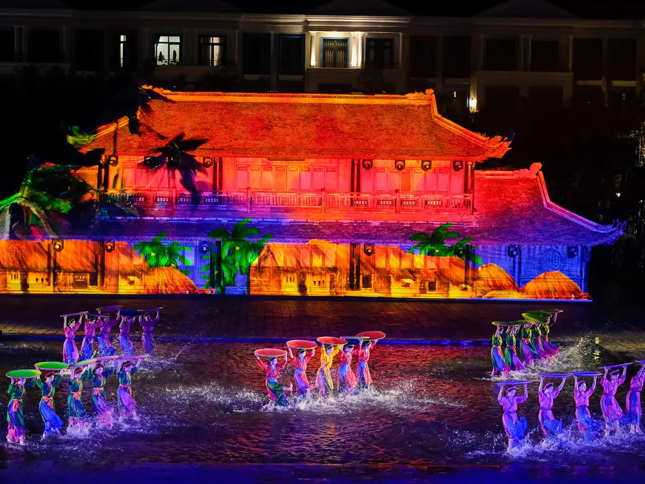 Nghệ sĩ biểu diễn trong Show Tinh Hoa Việt Nam - Grand World Phú Quốc