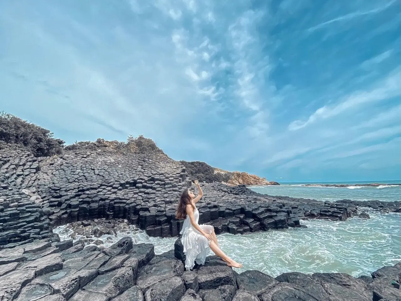 Du khách check in trên bãi đá với hình khối đặc biệt được tạo hoá từ thiên nhiên