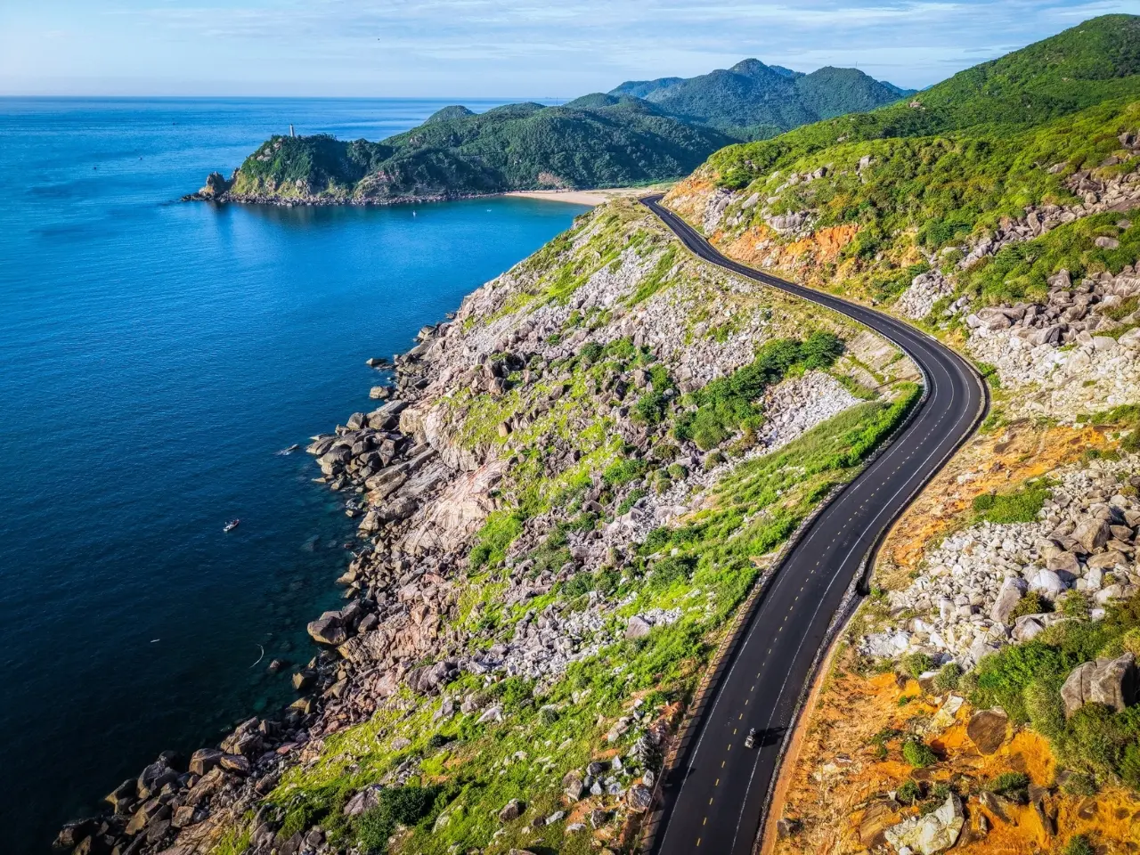 Say đắm trước khung cảnh hữu tình trên đường đến Mũi Điện, Phú Yên.