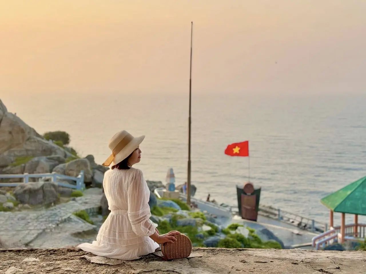 Du khách hào hứng check-in, bắt trọn khoảnh khắc bình minh rực rỡ tại Mũi Điện.