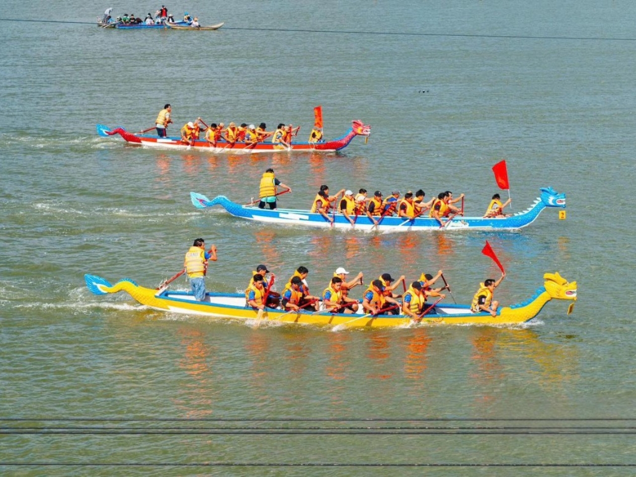 Tham quan lễ hội đua thuyền tại Đầm Ô Loan vào mồng 7 tháng Giêng âm lịch hằng năm.
