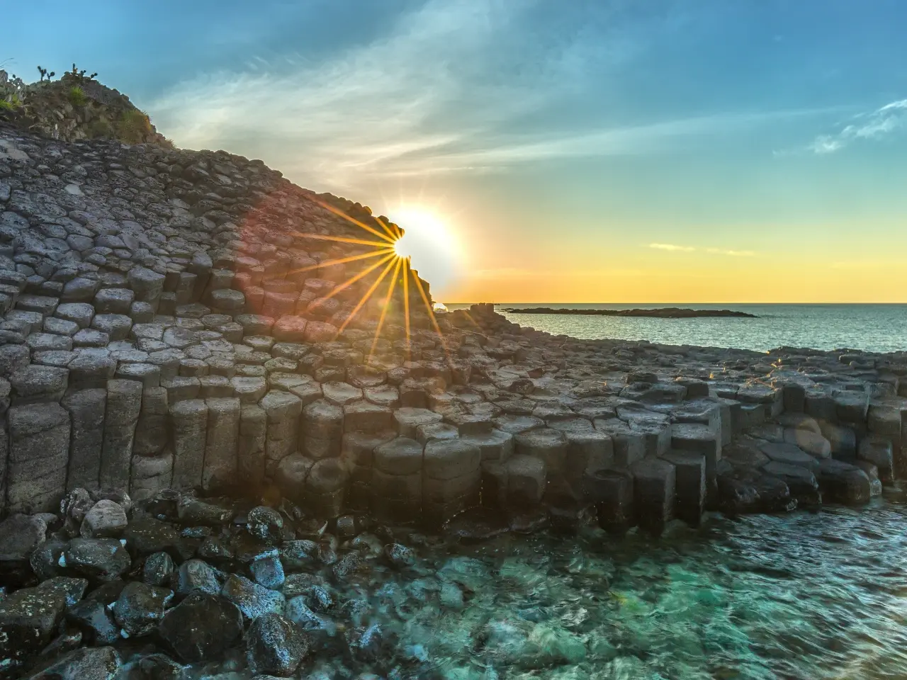 Ghềnh đá bazan xếp lớp tựa tổ ong khổng lồ đầy kỳ vĩ.