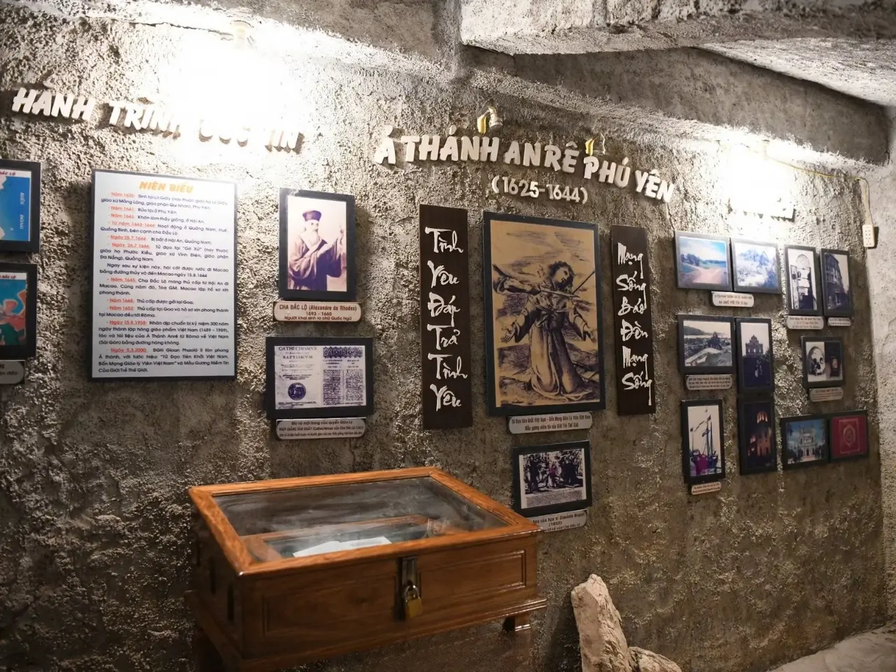 Không gian lưu trữ và trưng bày hiện vật lịch sử.