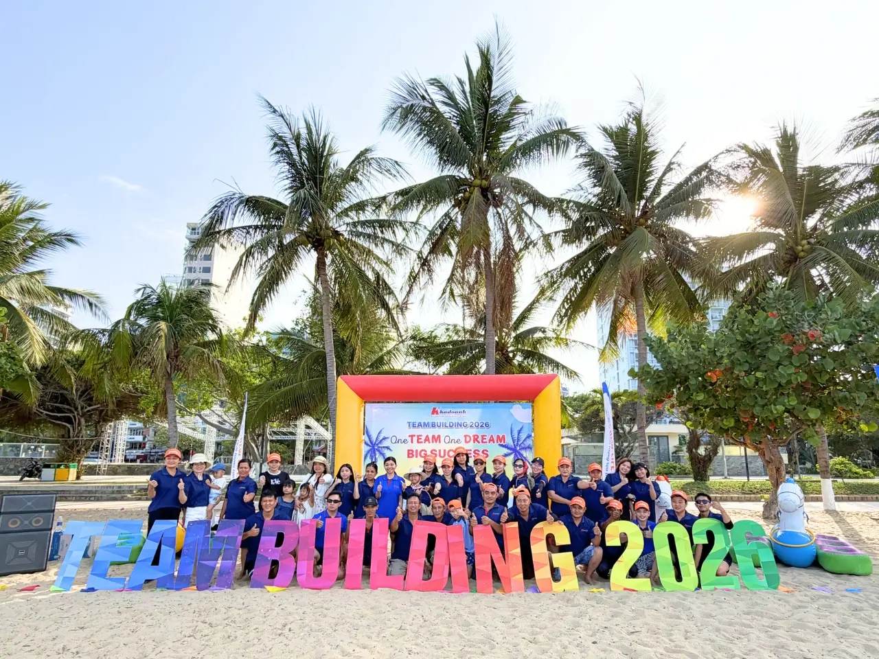 Thành viên đoàn Khả Doanh chơi hết mình với các trò chơi team building