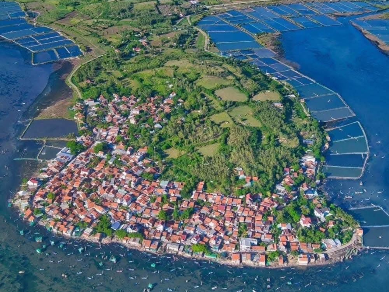 Toàn cảnh Đầm Ô Loan từ góc nhìn trên cao