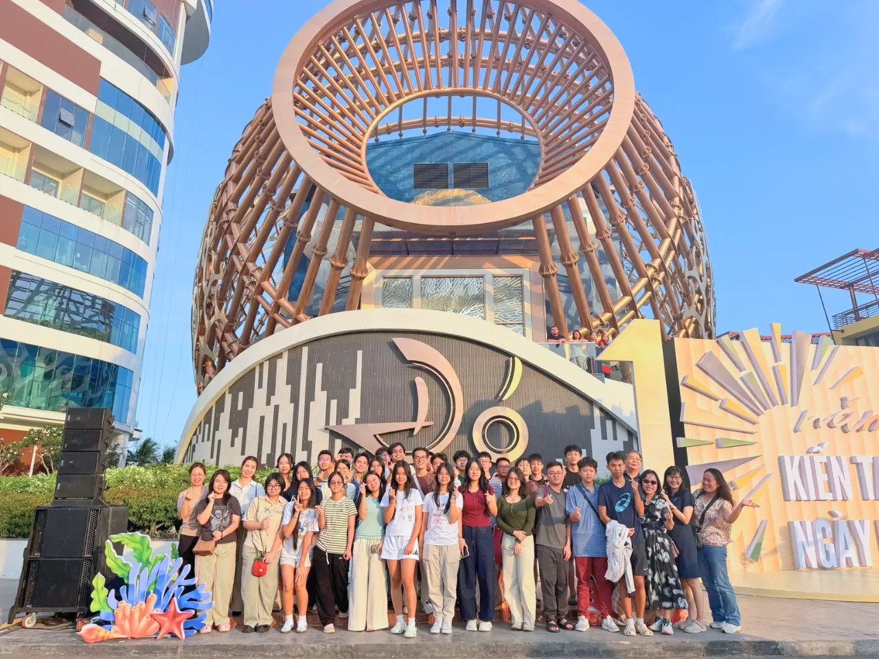 Gia đình Family T-01 Lawrence S.Ting lưu giữ kỷ niệm tại Nhà Hát Đó - Vega City