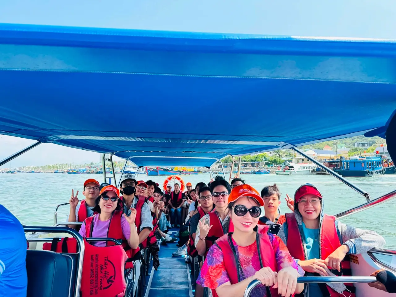 Đoàn khách Family T-01 Lawrence S.Ting di chuyển cano khám phá VỊnh San Hô