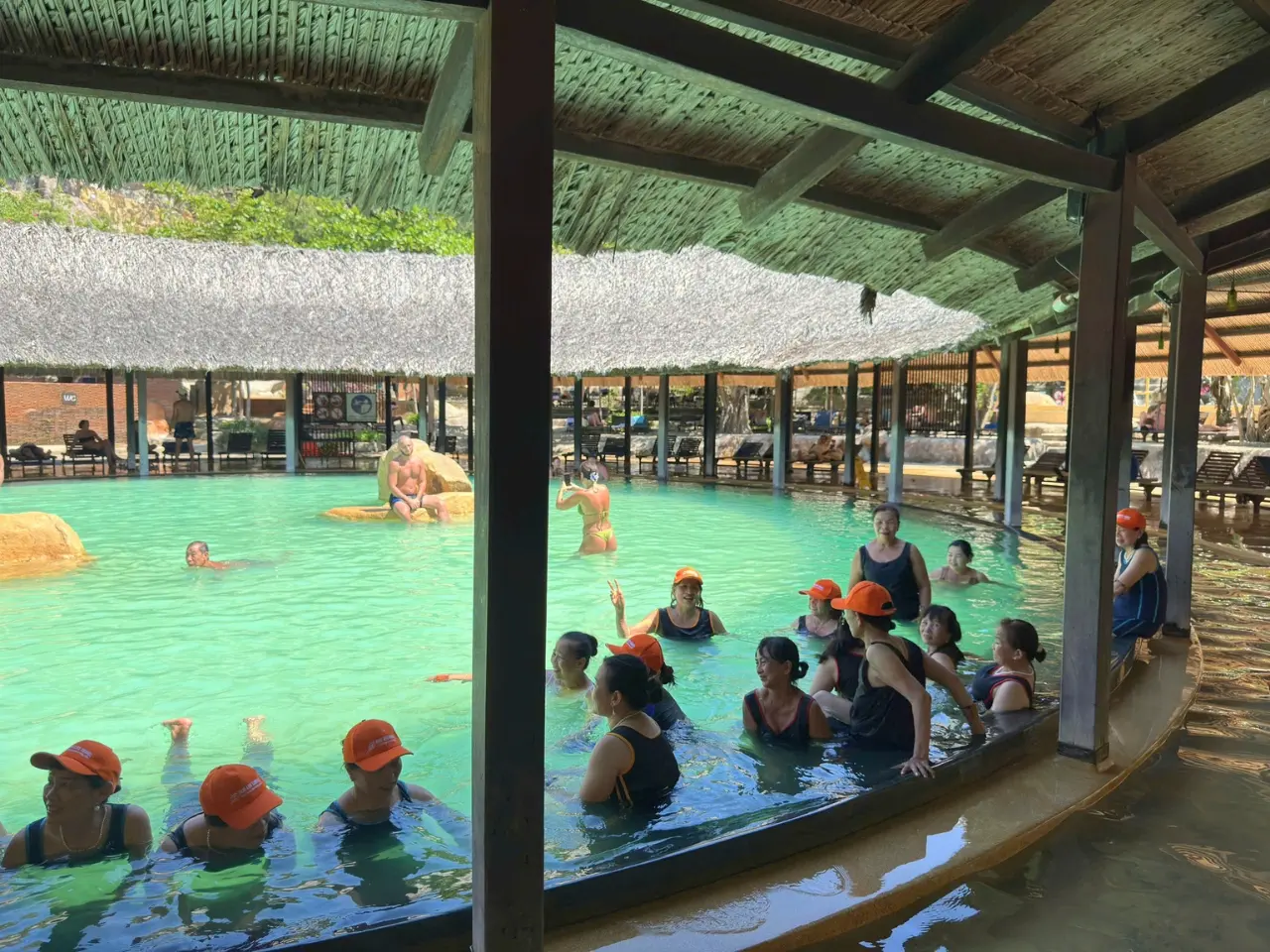 Các cô chú trải nghiệm dịch vụ chăm sóc sức khỏe khoáng nóng thư thái tại I-Resort