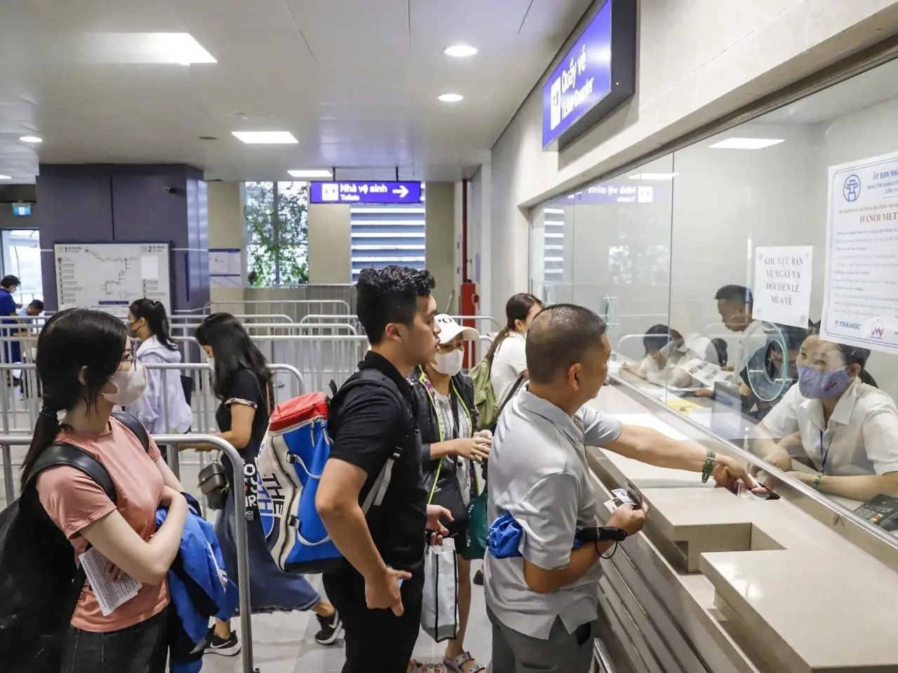 Hành khách đặt vé tàu tuyến Nha Trang - Hà Nội trực tiếp tại quầy theo lịch trình khởi hành. Hành khách đặt vé tàu tuyến Nha Trang - Hà Nội trực tiếp tại quầy theo lịch trình khởi hành.