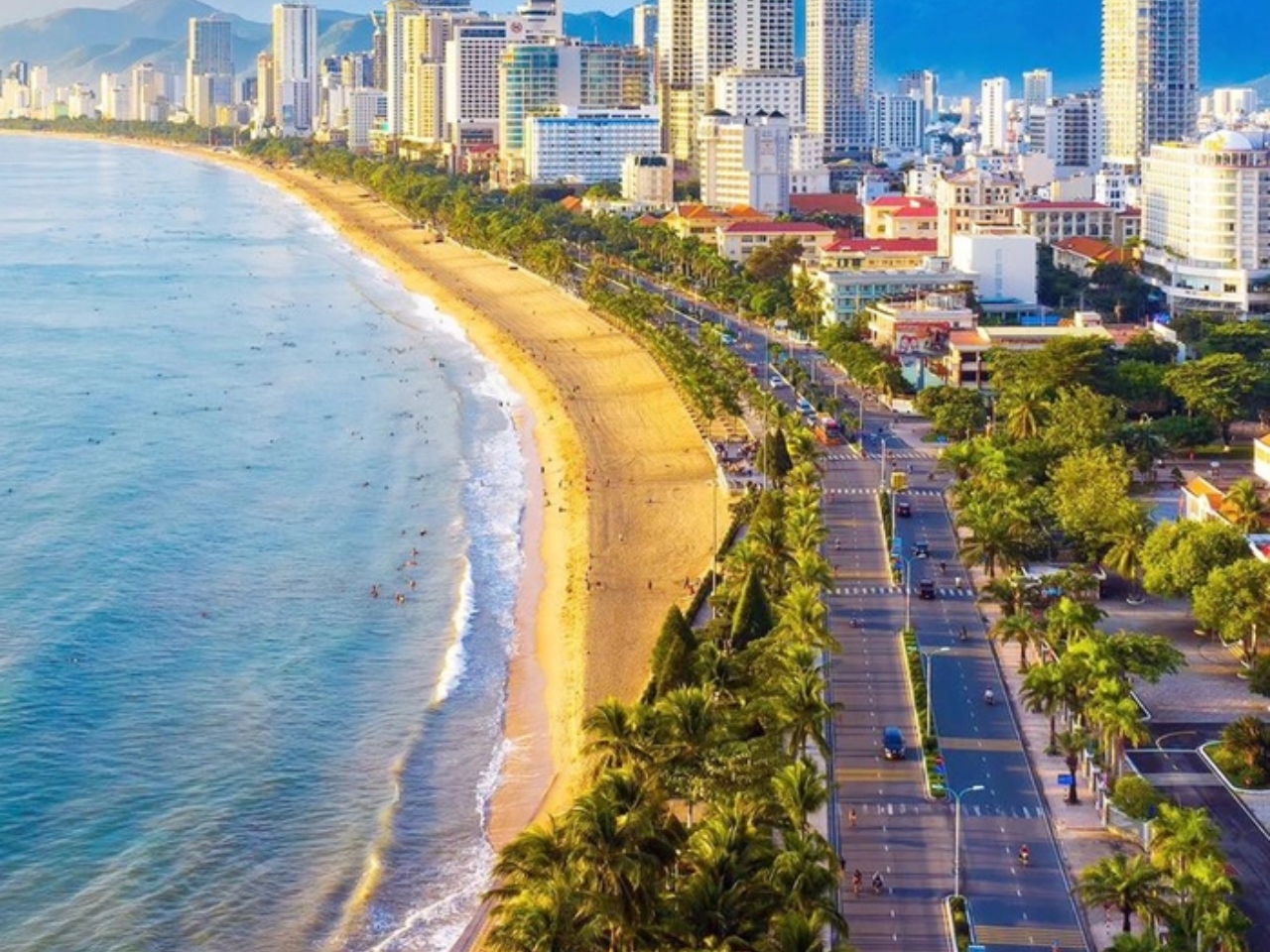 Đại lộ Phạm Văn Đồng uốn lượn ôm sát bãi biển phía Bắc thành phố Nha Trang